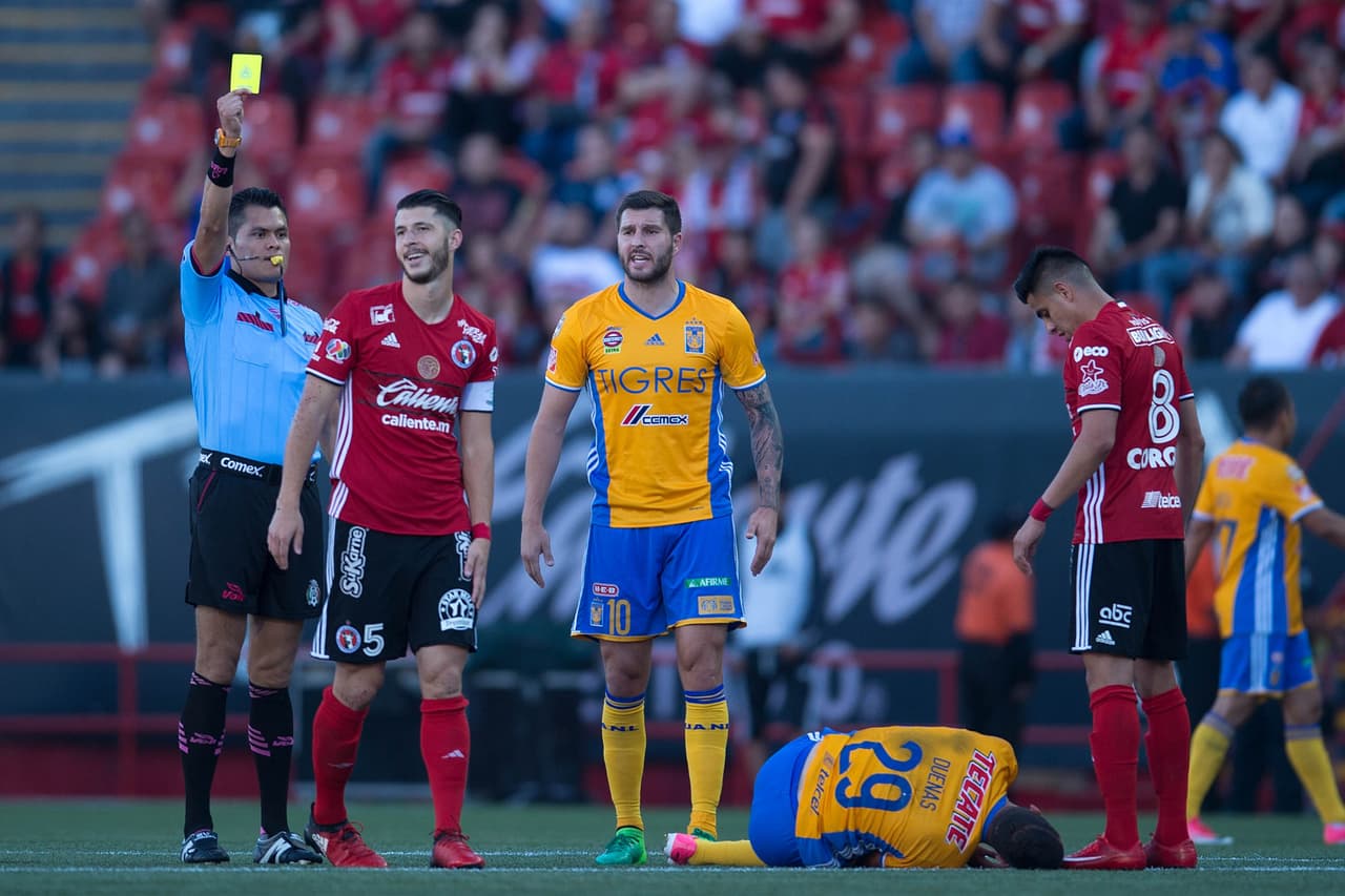 En el primer tiempo, Guido Rodríguez recibió tarjeta amarilla lo cual sería determinante en el transcurso del juego.
