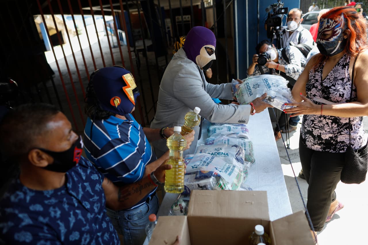 Para apoyar a luchadores retirados o que padecen lesiones y mujeres luchadoras,
<b>el pasado martes se repartieron despensas de alimentos donadas por la <a href="https://www.univision.com/temas/judios">Comunidad Judía</a> en México</b>, para después hacerlo con los hombres.
<br>
<br>El luchador profesional, El Fantasma -al centro-, presidente de la comisión Lucha Libre de la Ciudad de México, se encargó de coordinar la entrega.
<br>
<br>
<br>
<br>