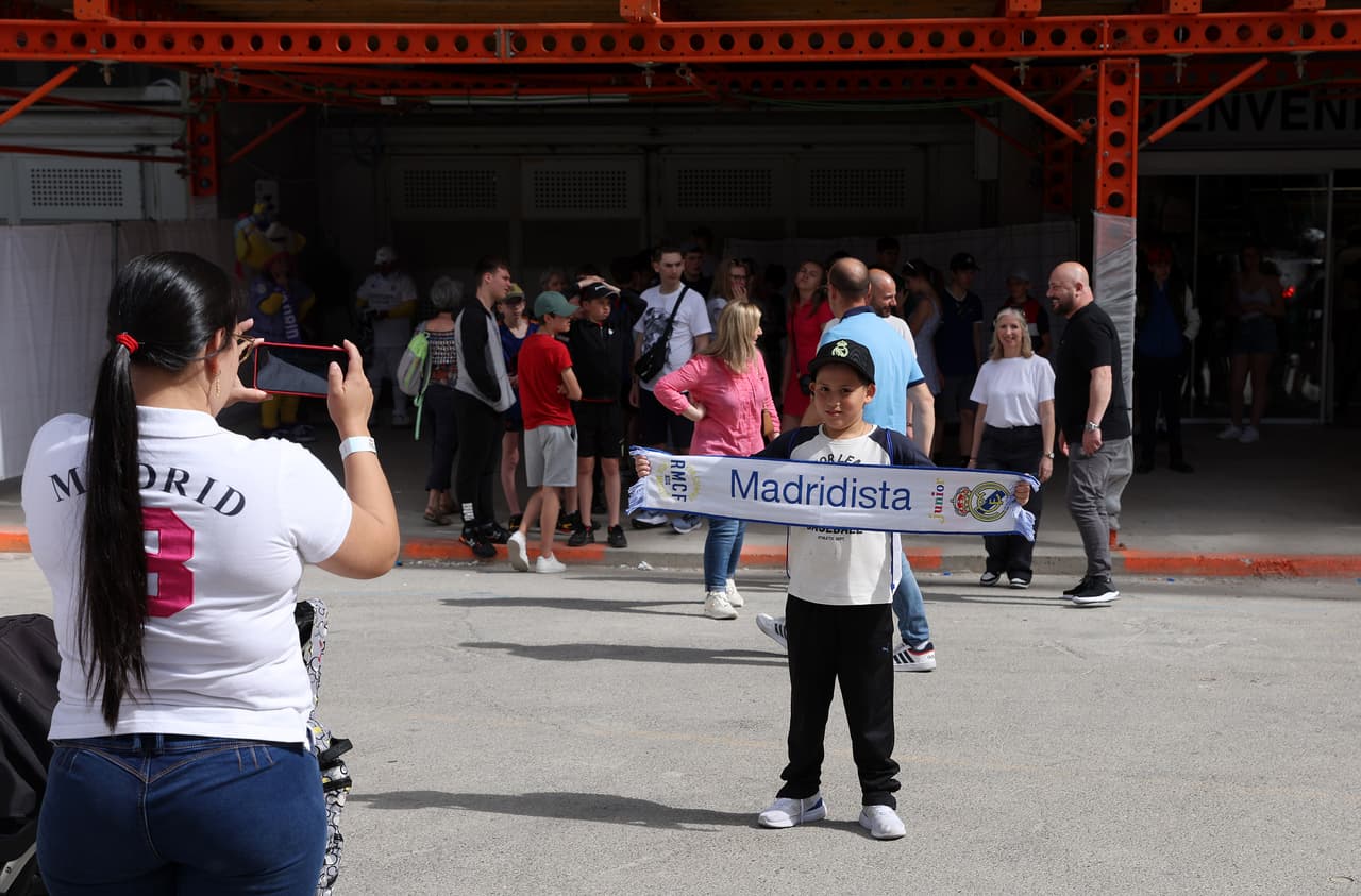 Las inmediaciones del Santiago Bernabéu empiezan a pintarse de blanco para las Semifinales de Champions.