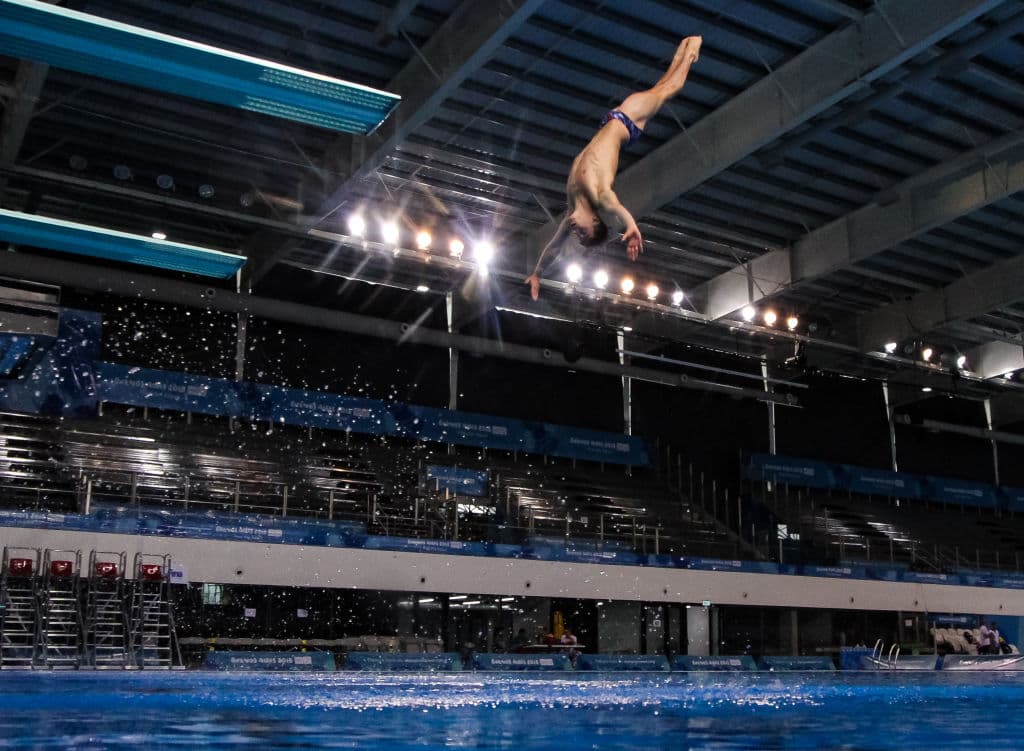 El norteamericano Jack Matthews buscando la posibilidad de medalla en el trampolín 3 metros en la piscina olímpica del Centro Acuático de Buenos Aires.