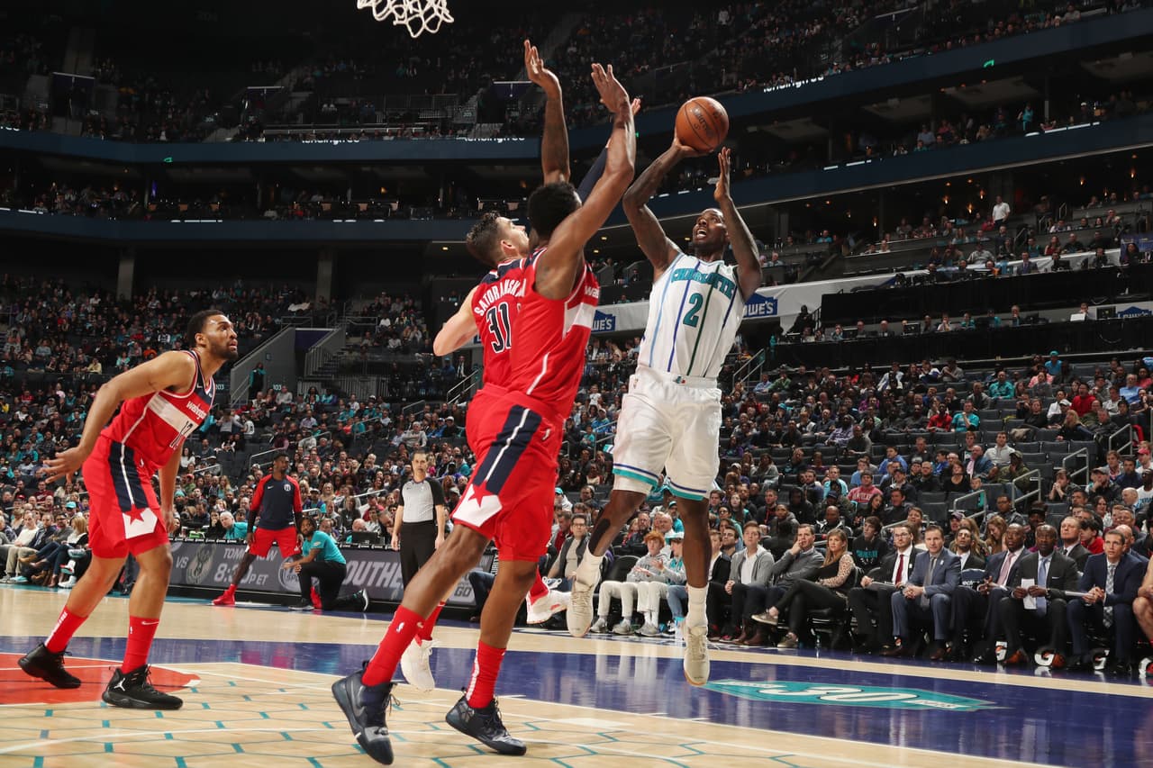 Wizards 111-112 Hornets: el quinteto de Charlotte le aumentó la diferencia a Washington en el Este a tres victorias en el décimo lugar. Marvin Williams puso 30 puntos, siete rebotes y una asistencia en un juego muy emocionante que terminó con una gran defensa de los locales para evitar la derrota en los últimos segundos.