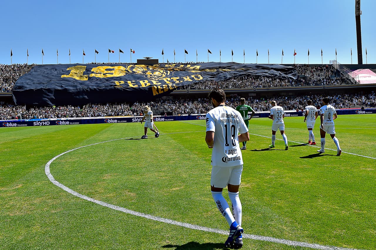 Los hinchas de Pumas UNAM demostraron su localía contra América en las tribunas con una bandera gigante en el estadio Olímpico Universitario en la Jornada 7 del Clausura 2017 de la Liga MX.
