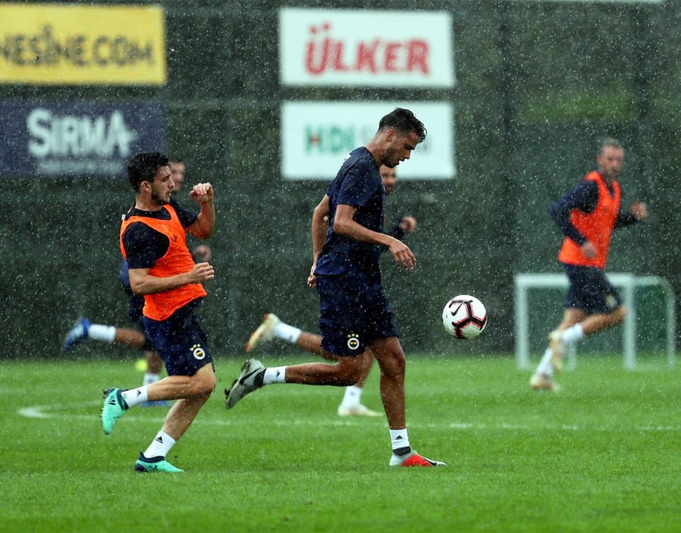 Diego Reyes: el defensa se mantiene trabajando por ganarse un lugar en el Fenerbahce que enfrenta este domingo al Konyaspor como visitante. El mexicano debutó como titular contra Kayserispor y quiere volver a jugar en esa condición.
