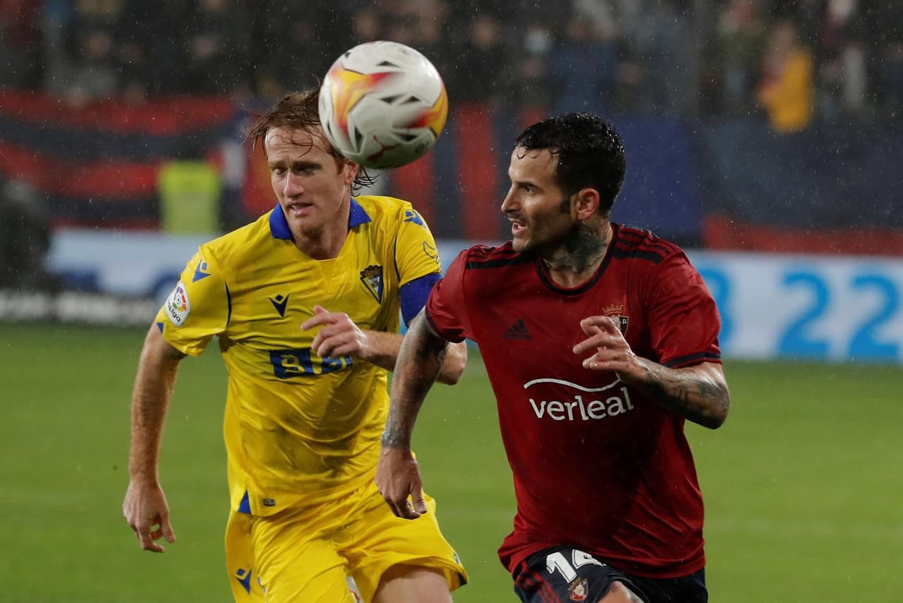 Osasuna se impone a Cadiz 2-0 durante la fecha 20. Ante Budimir y Enrique Barja le dieron el triunfo a los locales en El Sadar.