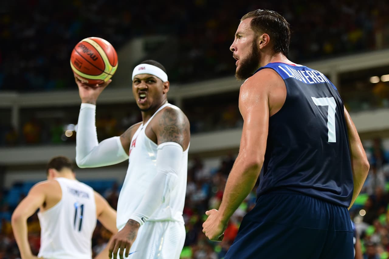 ¿Qué son esos gestos de Carmelo Anthony? Al parecer algo no le gustó.