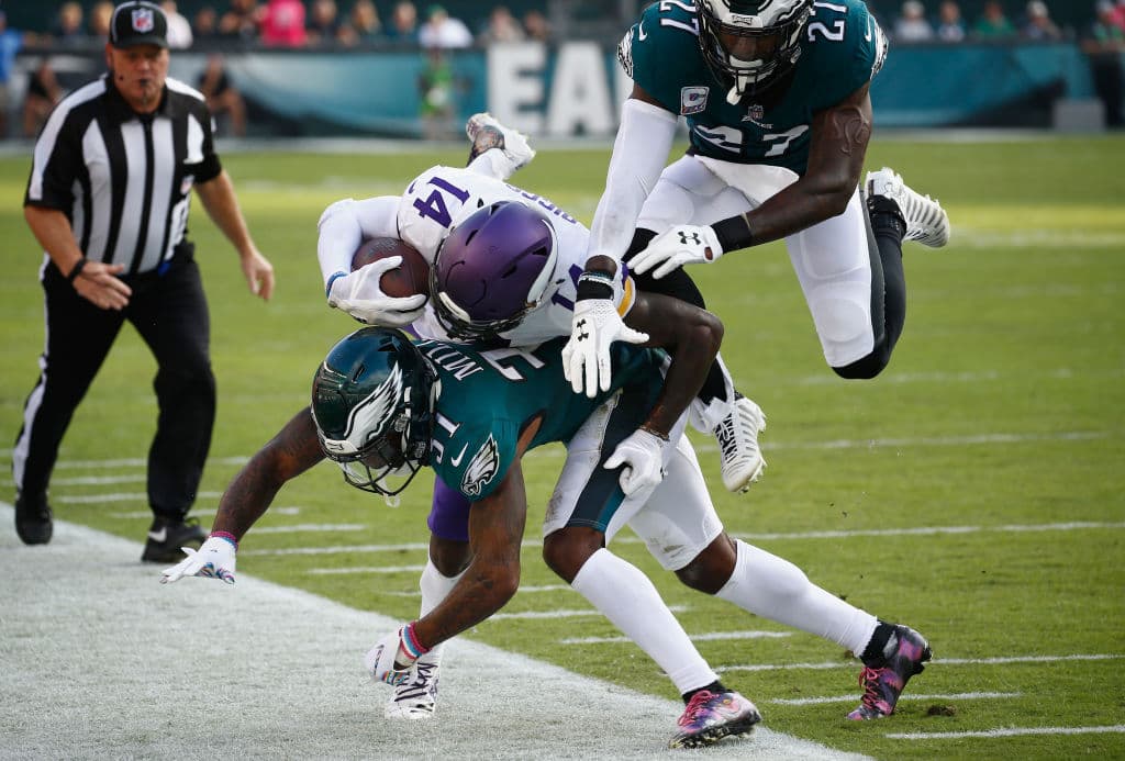 El linieron defensivo de los Eagles Michael Bennett se sentó en la banca durante el himno nacional en protesta por la injusticia racial y social.