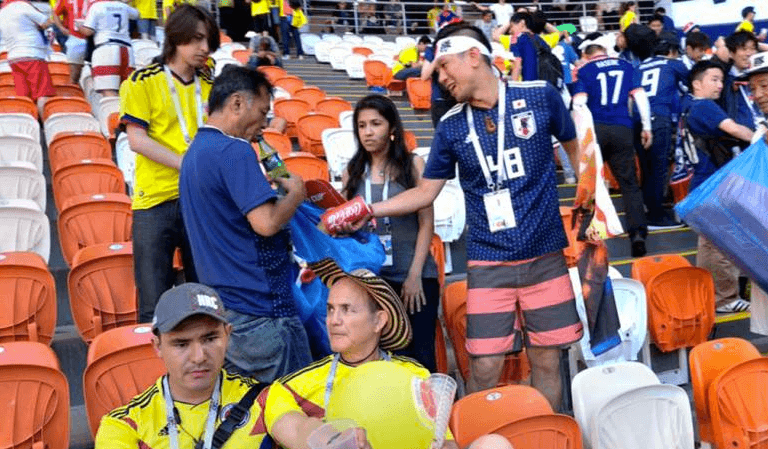 Fanáticos de Japón y Senegal dieron ejemplo a nivel mundial al ser captados por redes sociales limpiando las tribunas que ocuparon después de los partidos que disputaron su selecciones en Rusia 2018.
