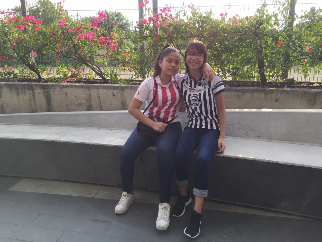 Así se vivió el ambiente dentro y fuera del Estadio BBVA previo al arranque de la Final de la Liga MX en el juego de Vuelta en el que se sabrá si Rayadas o Tigres se coronan en la Liga MX Femenil. Un marco esplendoroso se vivió con dos aficiones muy conectadas.