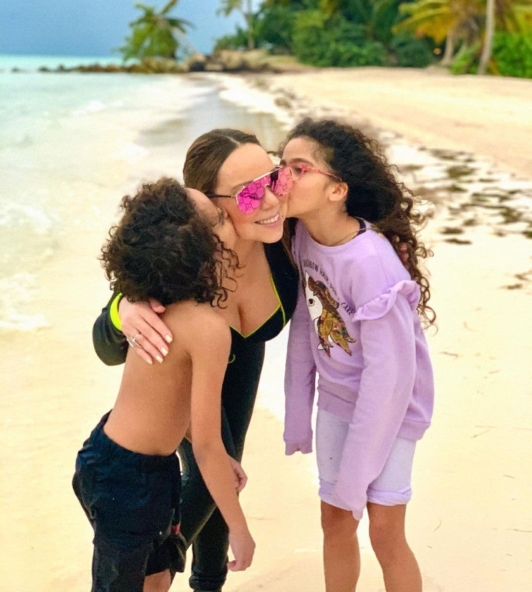 Mariah Carey subió una foto con sus dos hijos en la playa.