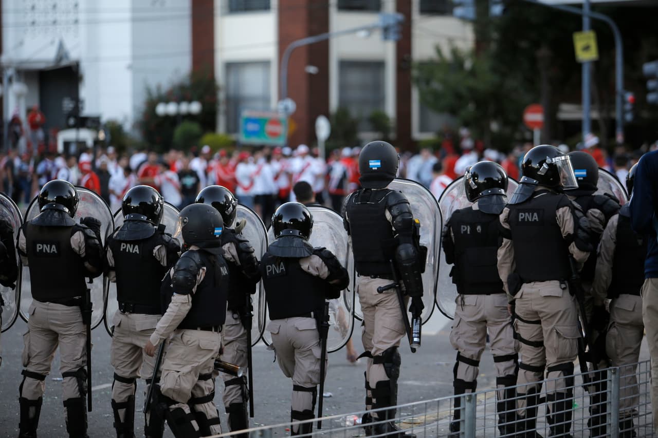 El operativo de la policía fue insuficiente para controlar los hechos afuera del estadio mientras se aguardaba por un partido que no se jugó.