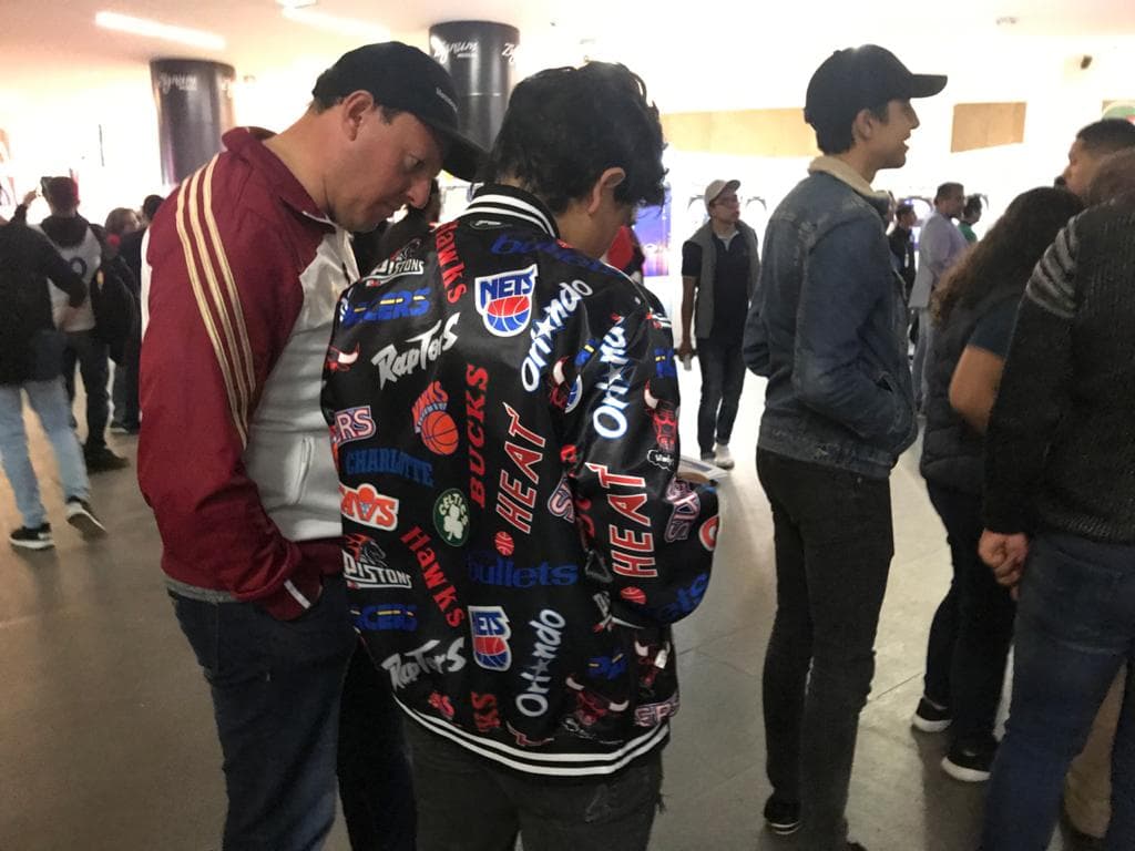 La afición mexicana luce diferentes jerseys, desde LeBron James hasta el de Najera.