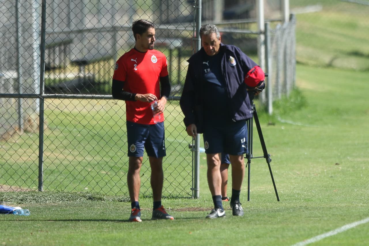 El semblante en el entrenamiento de Chivas de Guadalajara en Chivas Verde Valle es un reflejo de la situación futbolístic del equipo, una crisis que el técnico Tomas Boy aún no logra revertir.