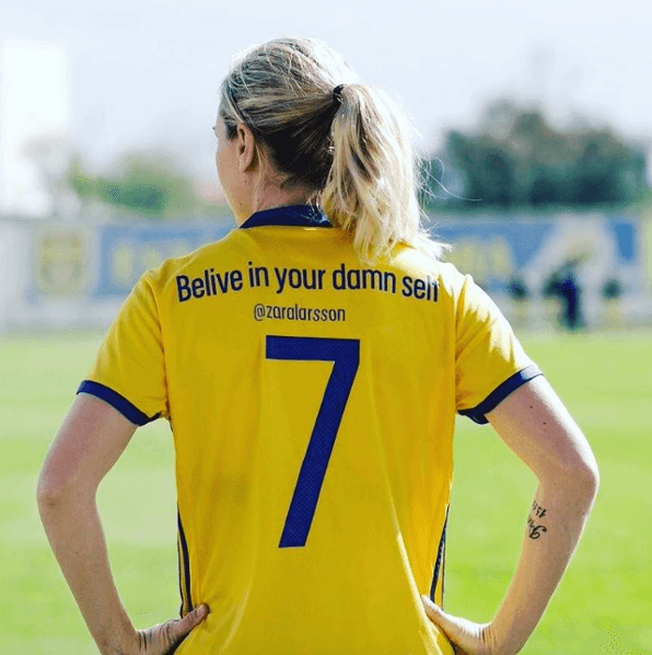 "Cree en ti misma" - Las jugadoras del equipo sueco eligieron los tuits entre mujeres destacadas de su país en una iniciativa de la Federación de Futbol por entregarle un mensaje inspirador a las jóvenes de su país.
