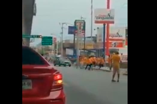 De la nada apareció un automóvil que intentó atropellar a los fanáticos de Tigres, quienes empezaron a correr para protegerse.