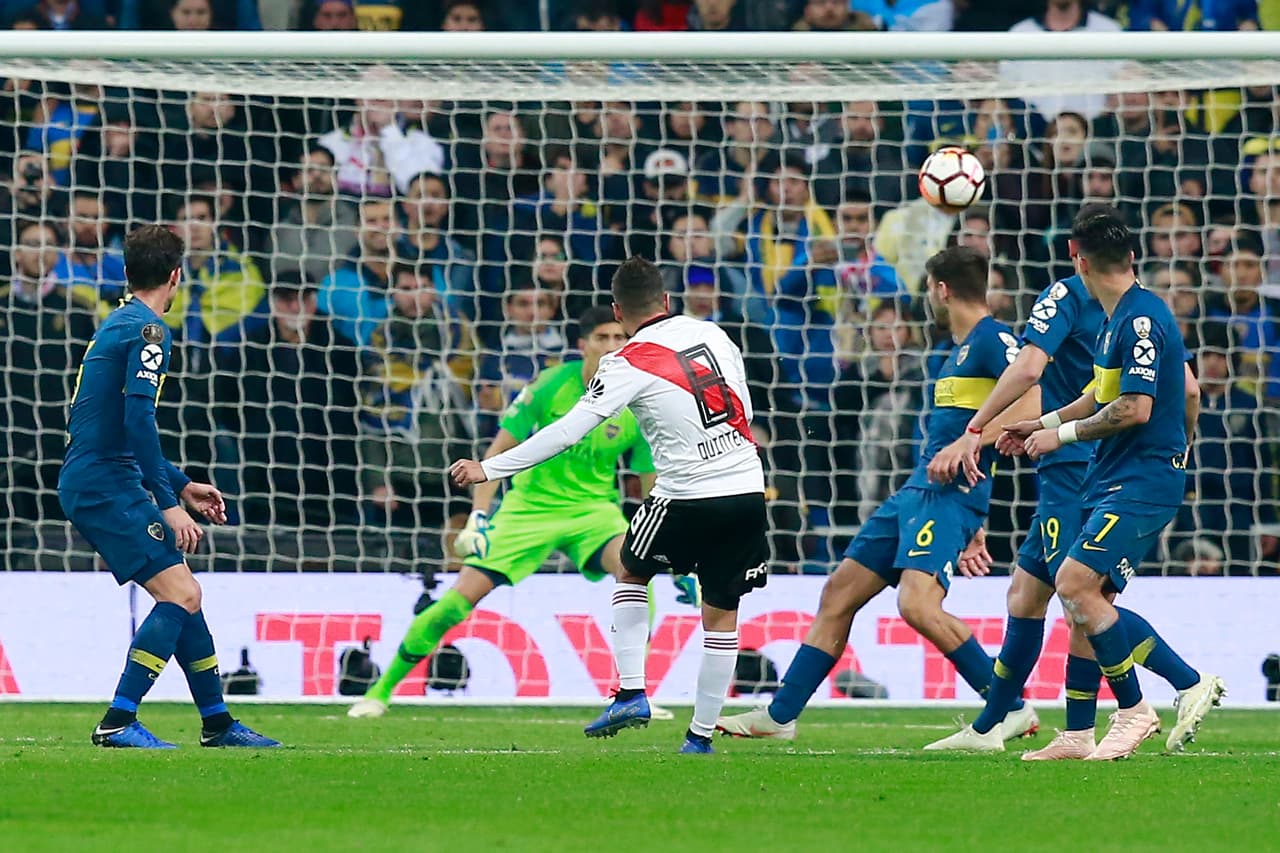 MADRID, SPAIN - DECEMBER 09: Juan Quintero of River Plate scores his team's second goal during the second leg of the final match of Copa CONMEBOL Libertadores 2018 between Boca Juniors and River Plate at Estadio Santiago Bernabeu on December 9, 2018 in Madrid, Spain. Due to the violent episodes of November 24th at River Plate stadium, CONMEBOL rescheduled the game and moved it out of Americas for the first time in history. (Photo by Gonzalo Arroyo Moreno/Getty Images)