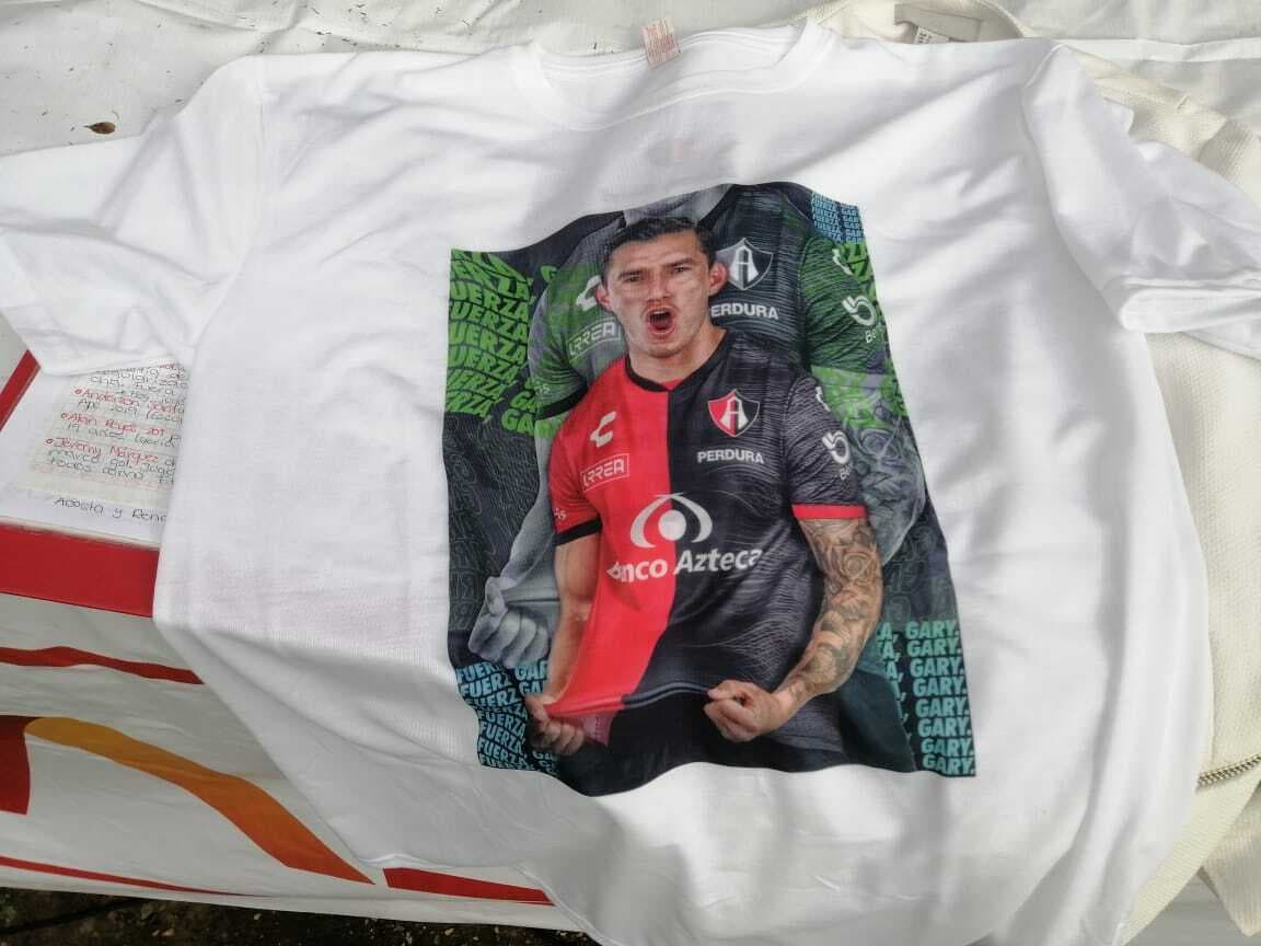 Atlas muestra playera en apoyo a Edgar Zaldívar