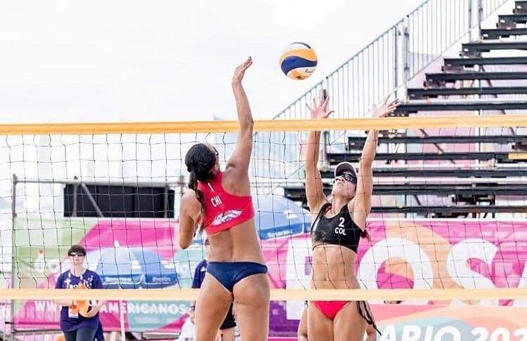 Aquí se muestra el amor por el deporte y su calidad como jugadora de voleibol.