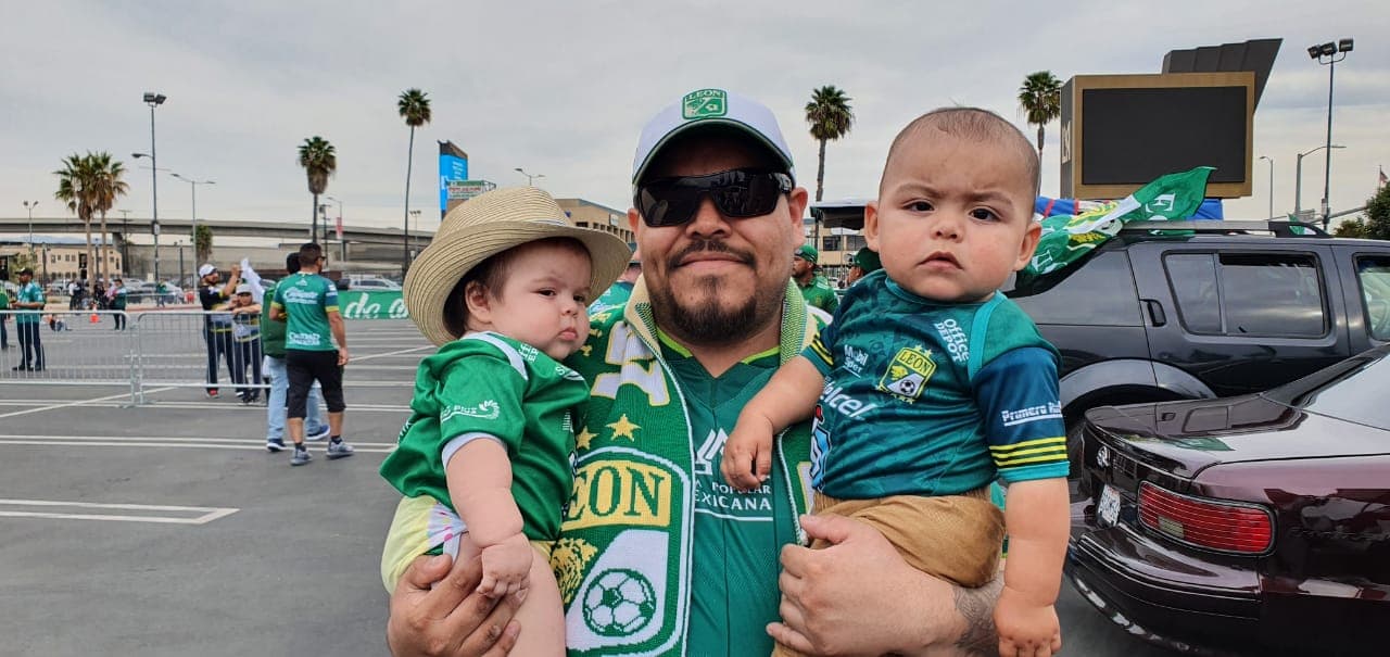 Los aficionados de León alientan a su equipo previo al encuentro ante LAFC.
