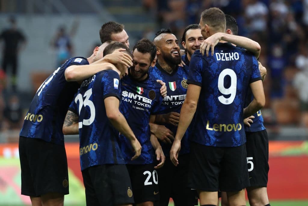 Edin Dzeko marca en su debut con el Inter y concreta la goleada 4-0 de los 'Nerazzurri' sobre el Genoa. El mexicano Johan Vázquez no fue convocado para el partido.