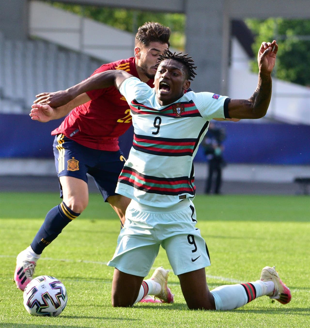 Portugal derrota a España por la mínima y es finalista de la Eurocopa Sub-21. Los lusos tuvieron poco acercamiento al área, y un toque desafortunado en el jugador español Jorge Cuenca, se convirtió en el gol que llevaría al equipo contrario a la final de esta justa. Su oponente será Alemania u Holanda.