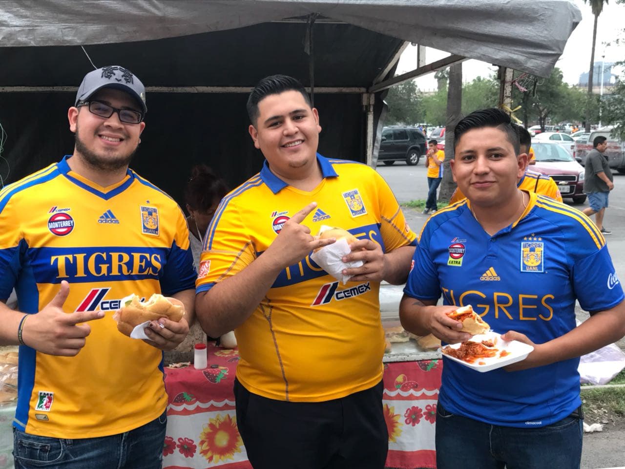 Los fanáticos le dieron color a las calles de Nuevo León, cerca al estadio, previo al partido de ida en el que Tigres es local a Santos en los cuartos de final de la Liguilla del Clausura 2018.