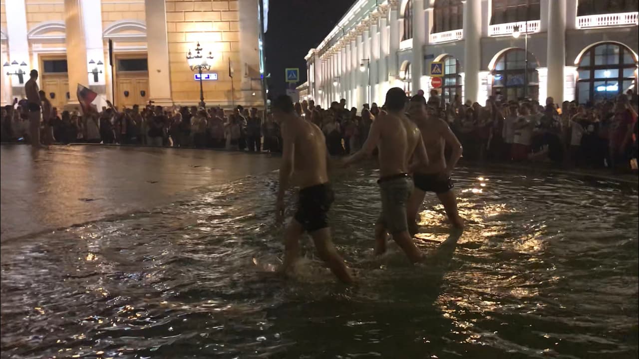 Las temperaturas por la noche en Moscú no son particularmente cálidas incluso a estas alturas del año. A estos aficionados les da lo mismo. (Foto: Juan Manuel Terán/Enviado)