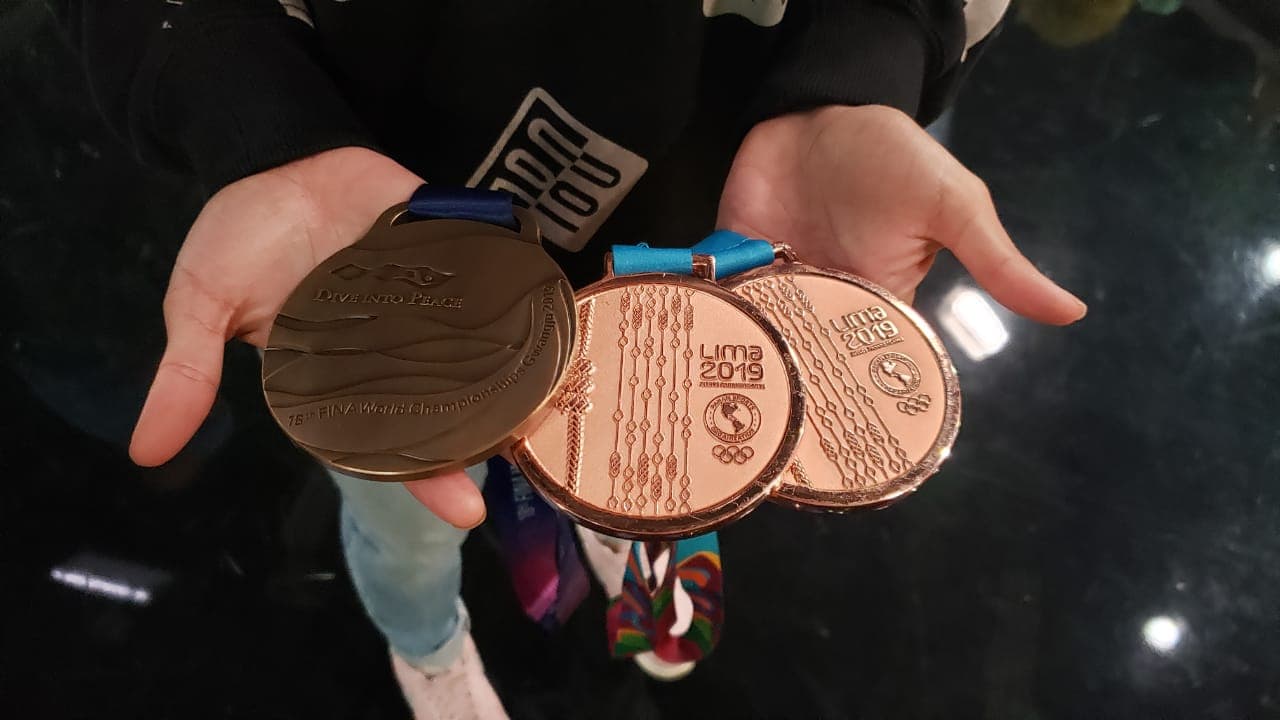 Paola Espinosa visitó las instalaciones de TUDN.