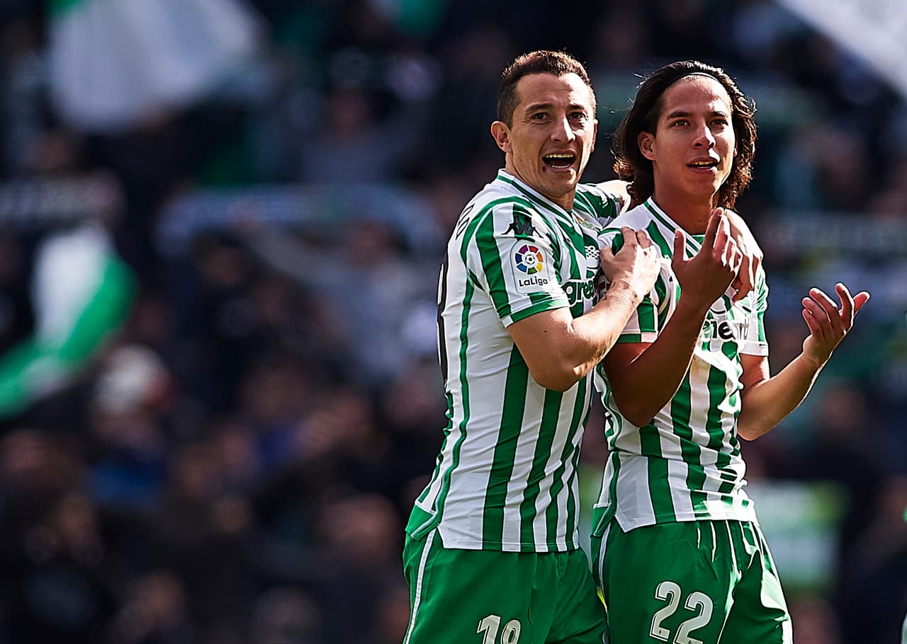 Guardado y Lainez reducen sus salarios con el Betis