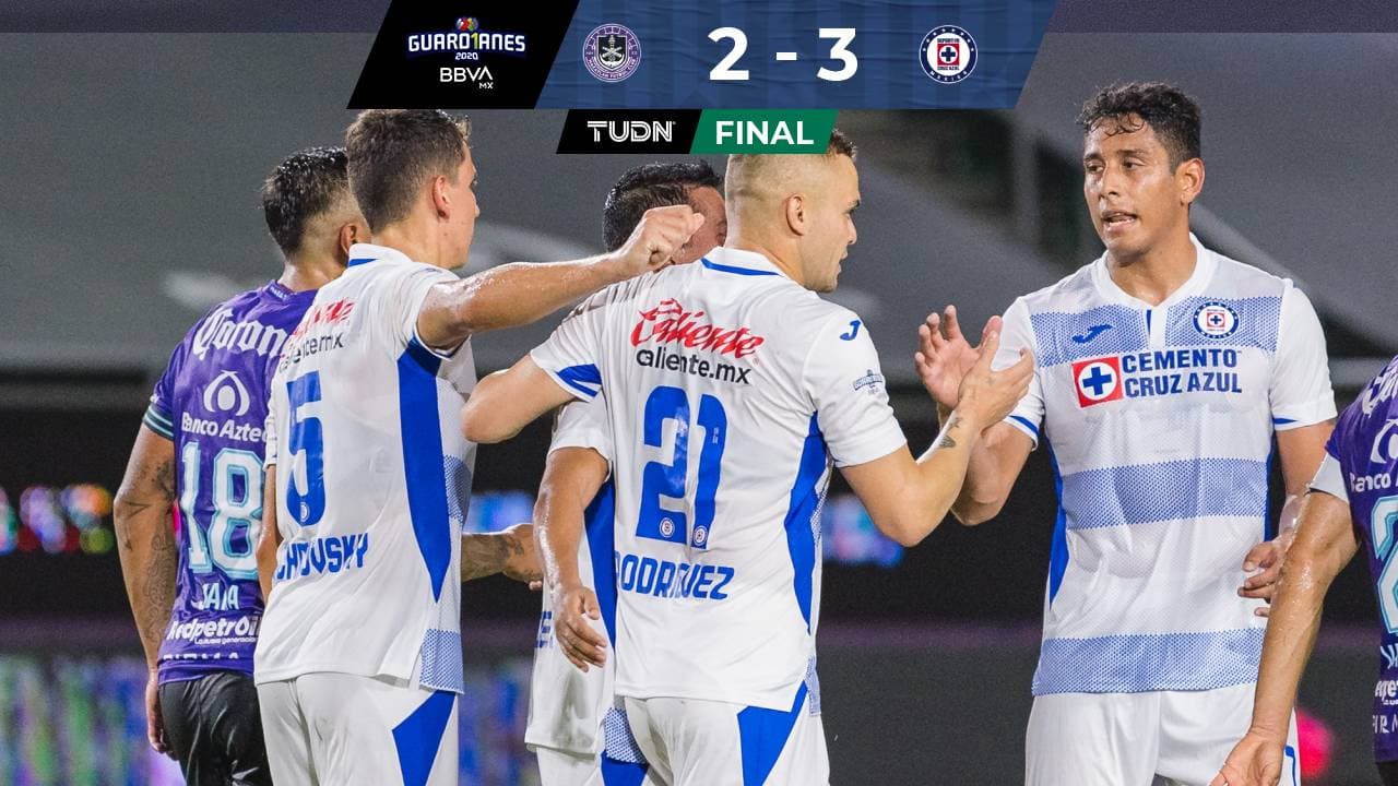 Cruz Azul tomó el liderato con regalos arbitrales