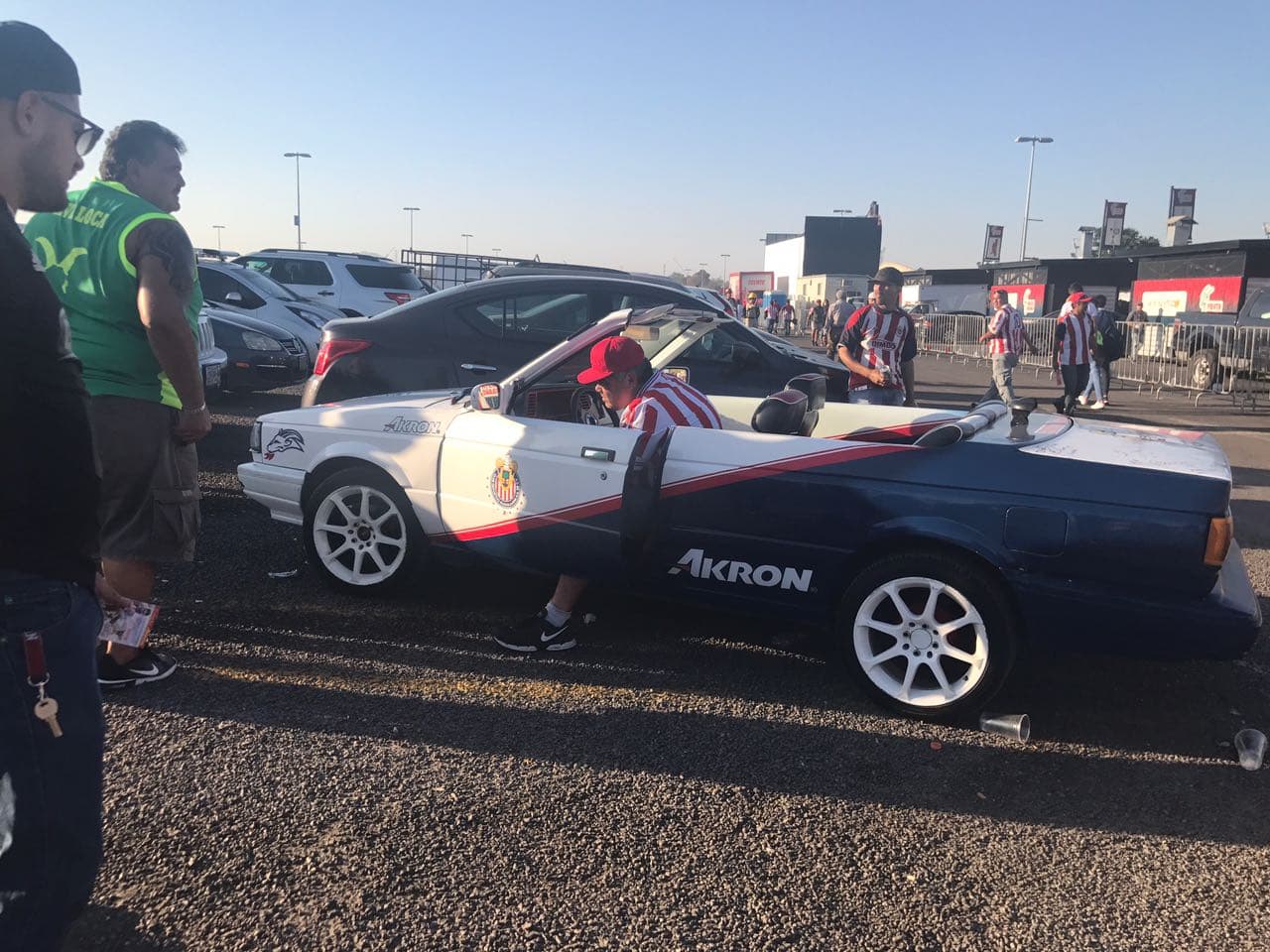 En los alrededores el estadio Akron la alegría y emoción la pusieron los aficionados de las Chivas que entusiasmados por un nuevo título de su equipo llegaron en gran número para ver la final de la Concacaf Liga de Campeones ante Torotno F.C.