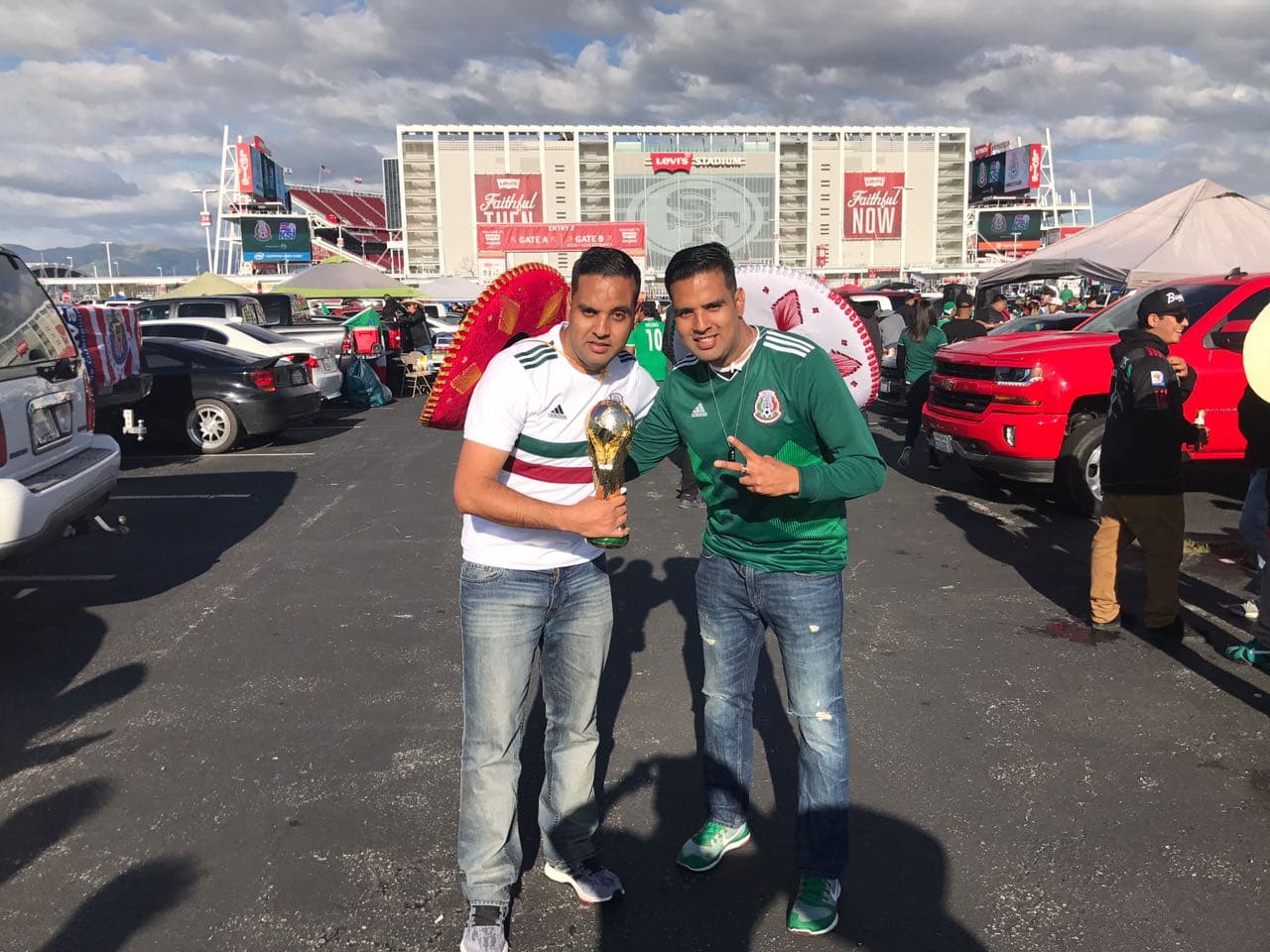 La fiesta y color de los fanáticos mexicanos prendió el ánimo para el partido del 'Tri' en el Levi's Stadium contra Islandia como preparación para el Mundial de Rusia 2018.