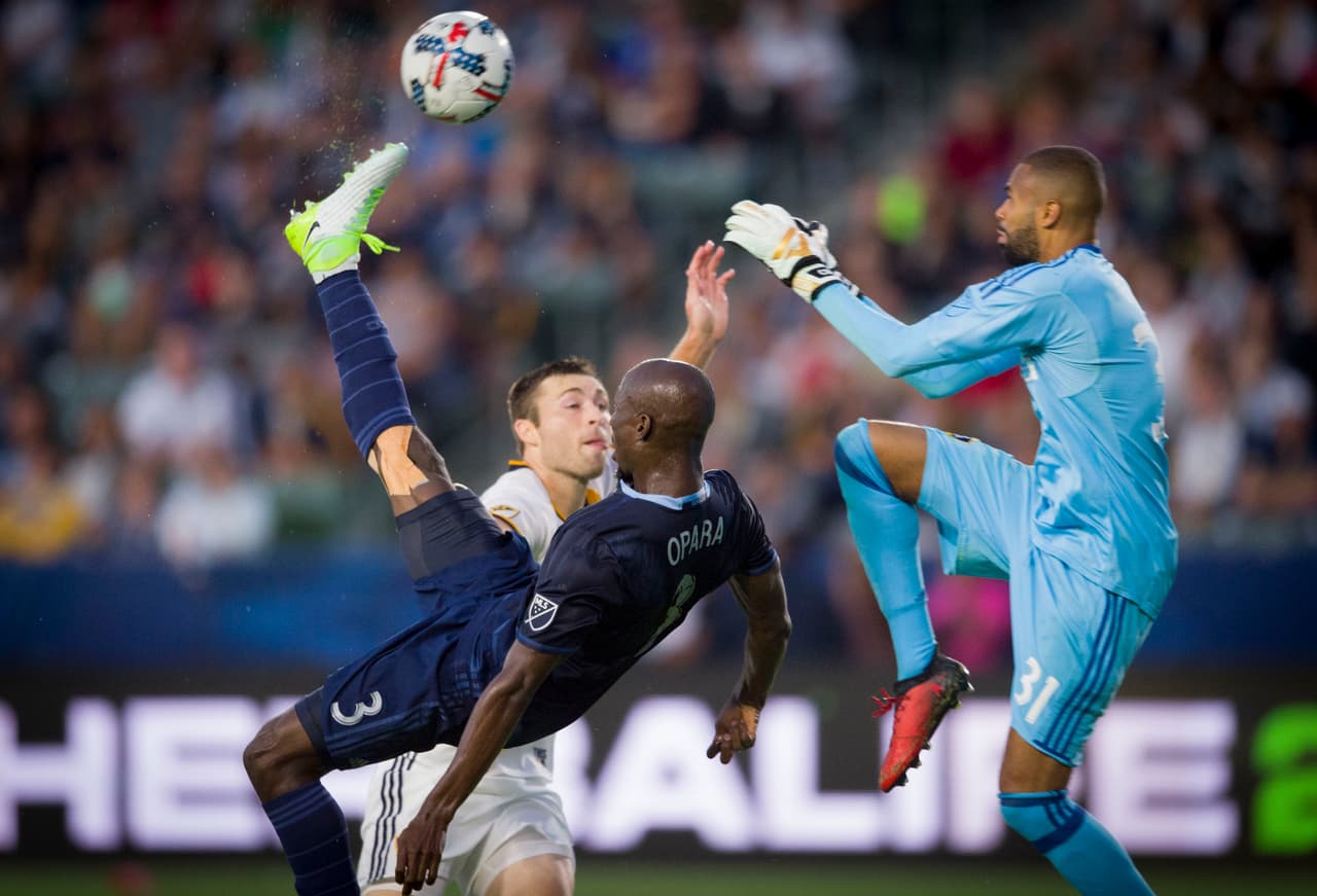 Sporting KC agudiza la crisis de local del LA Galaxy con un golazo de chilena y un cañonazo catracho