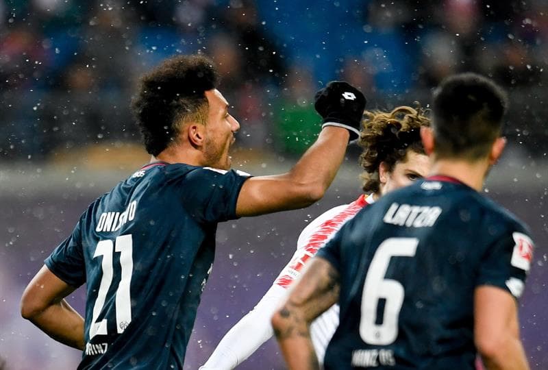 El gol de Mainz llegó al minuto 38 del primer tiempo por medio de Karim Onisiwo tras pase de Levin Oztuzali.