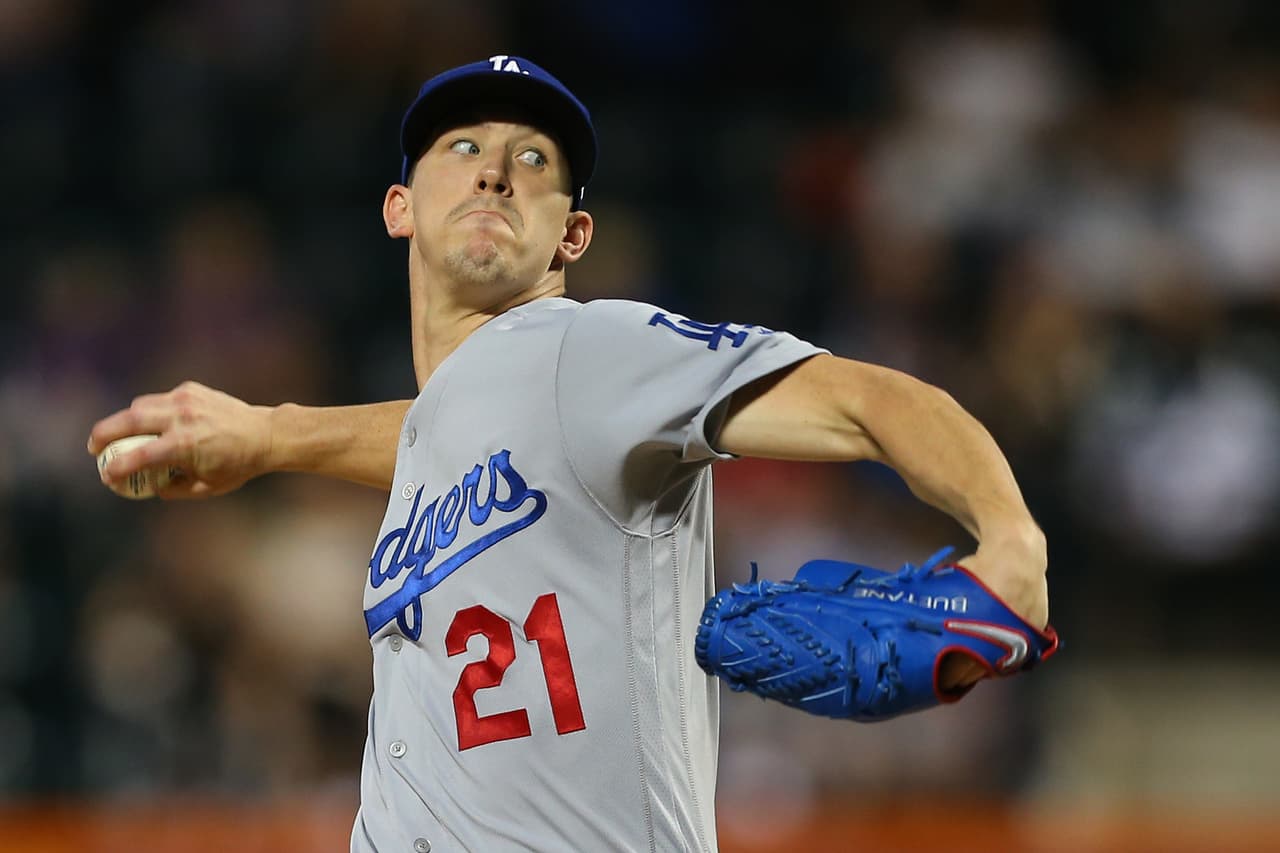 En el juego uno, Buehler pitcheó seis entradas, recibió un solo hit y ninguna carrera. Victoria para los de casa.