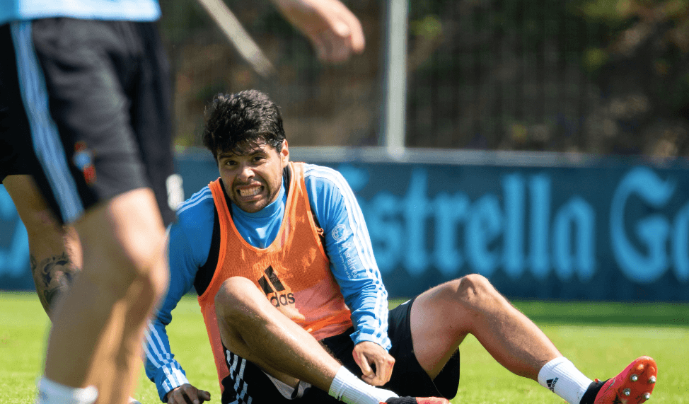 Néstor Araujo recibió una dura entrada durante el entrenamiento