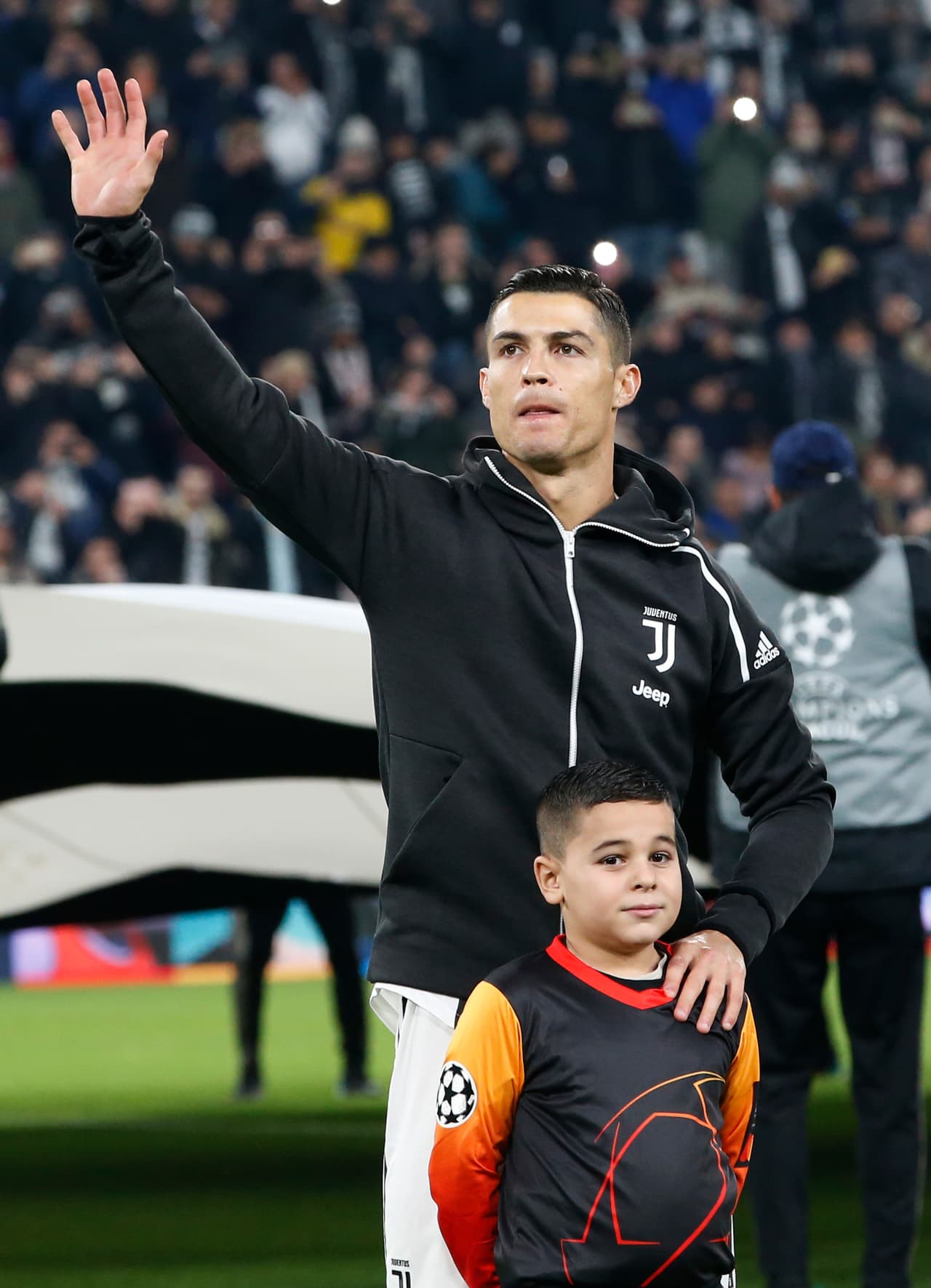 Los seguidores de Juventus se vistieron de fiesta a la espera de que Cristiano Ronaldo viva su primer triunfo en casa con el equipo italiano en esta Champions League.