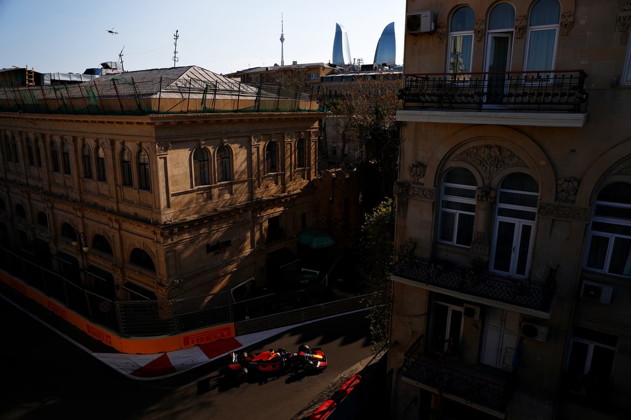 Max Verstappen en práctica para el Gran Premio de Azerbaiyán en el Circuito de la Ciudad de Bakú.