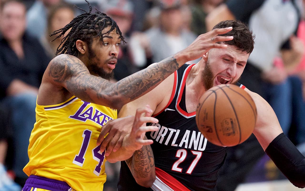 En la marca, Brandon Ingram (izquierda) cortando un avance de los Trail Blazers por intermedio del guardia bosnio Jusuf Nurkic (derecha).
