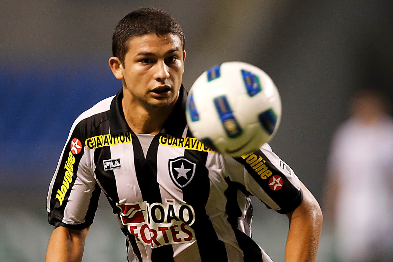 Con Botafogo se convirtió en uno de los mejores delanteros de Brasil. En dos temporadas anotó 19 goles y dio 12 asistencias.