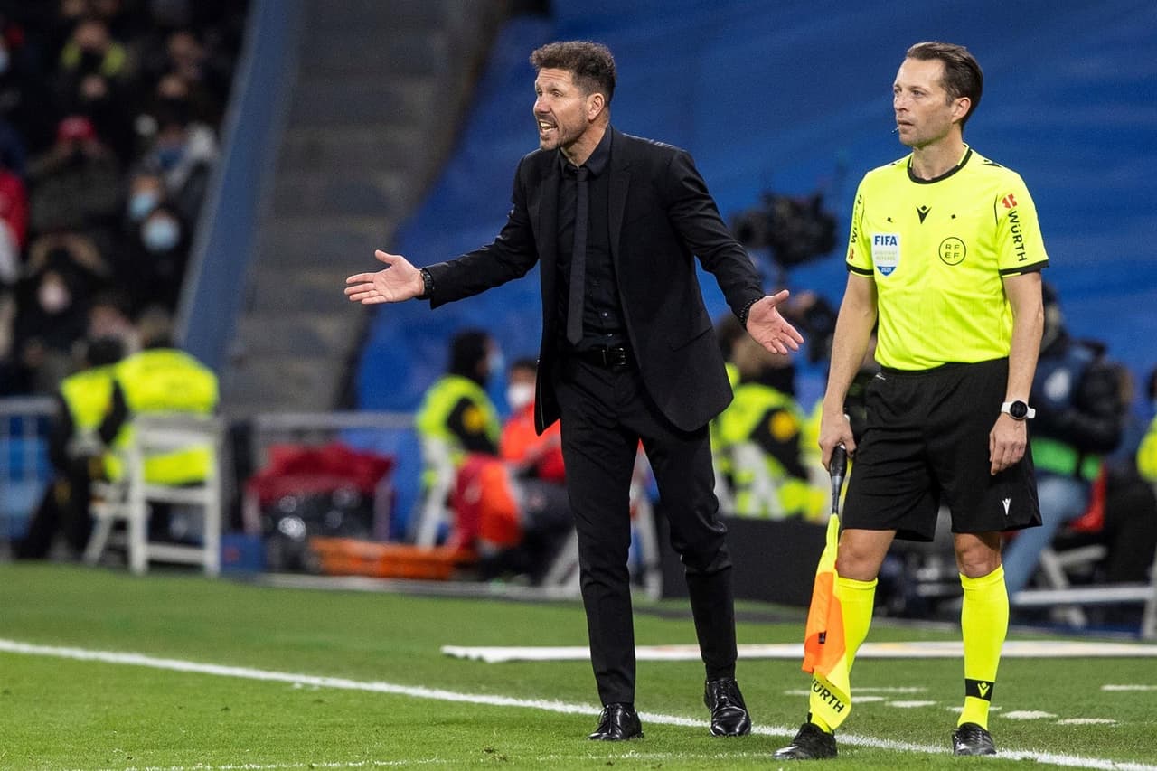 Con goles de Karim Benzema y Marco Asencio, el Real Madrid se impone al Atlético de Madrid, se lleva el Derby y sigue con paso perfecto en La Liga.