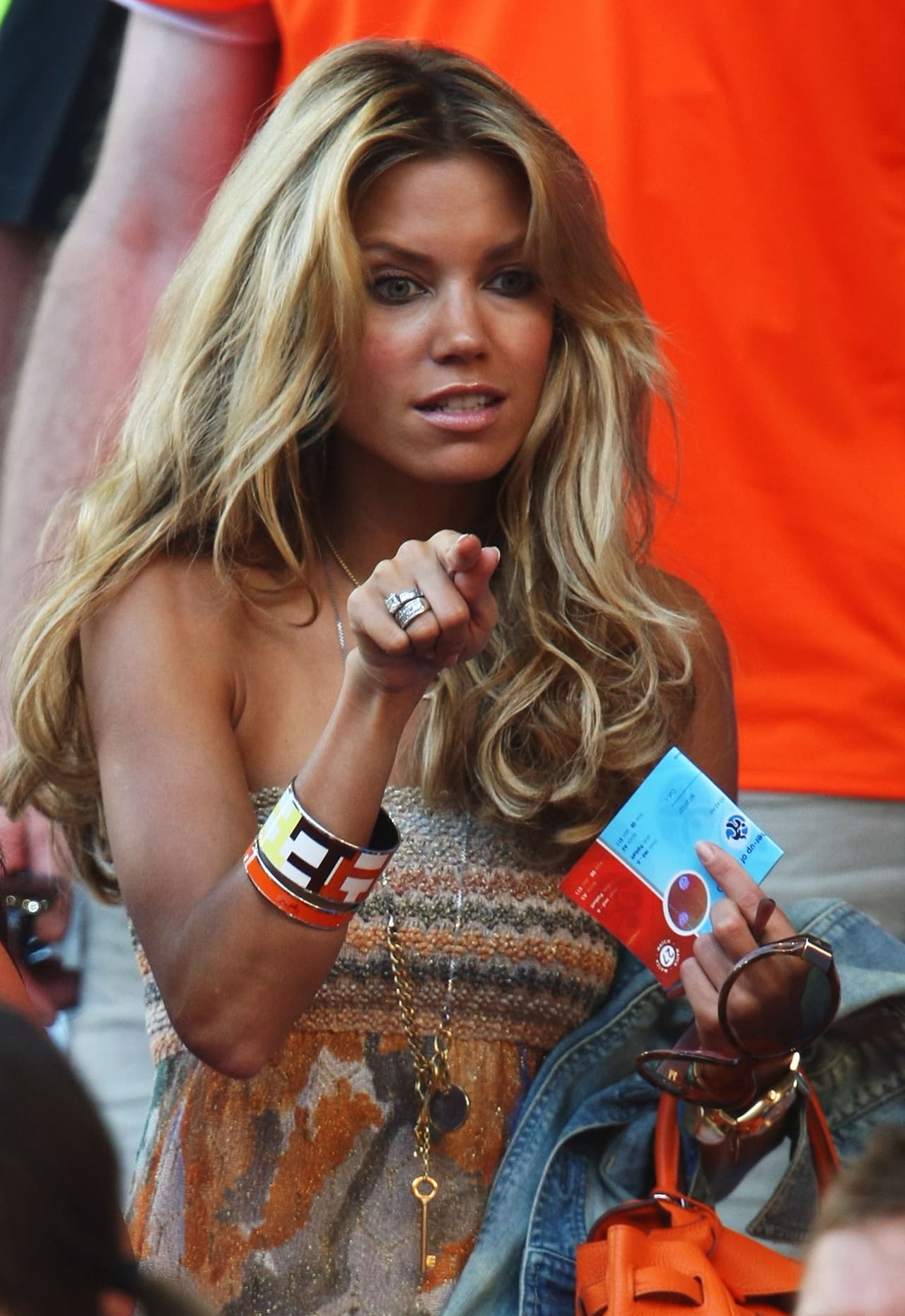 Sylvie y el jugador se separaron luego de que el volante la agredió y más adelante se supo que ella le había sido infiel con un piloto con la justificación de que se sentía sola.