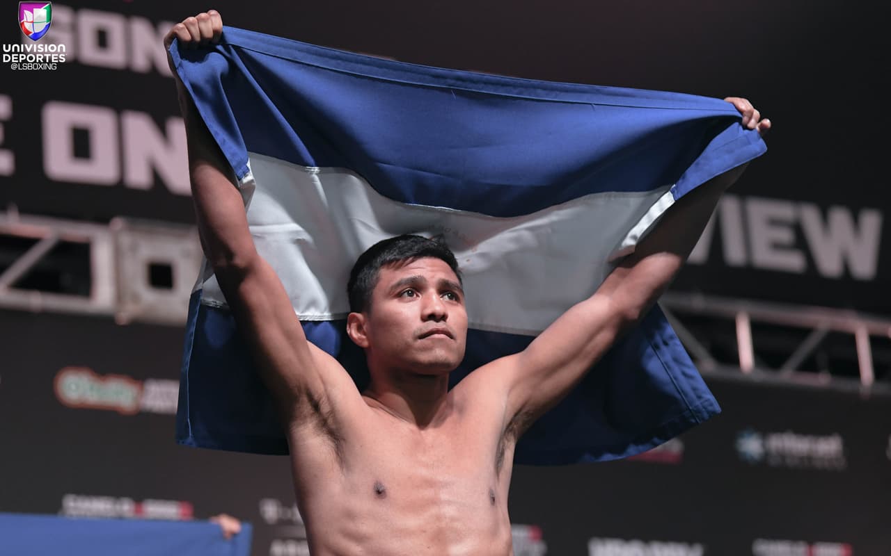 Román 'Chocolatito' González y Moisés 'Moy' Fuentes inauguraron la "romana" en la T-Mobile Arena de Las Vegas. El nicaragüense pesó 114.8 libras, y su rival mexicano 116.