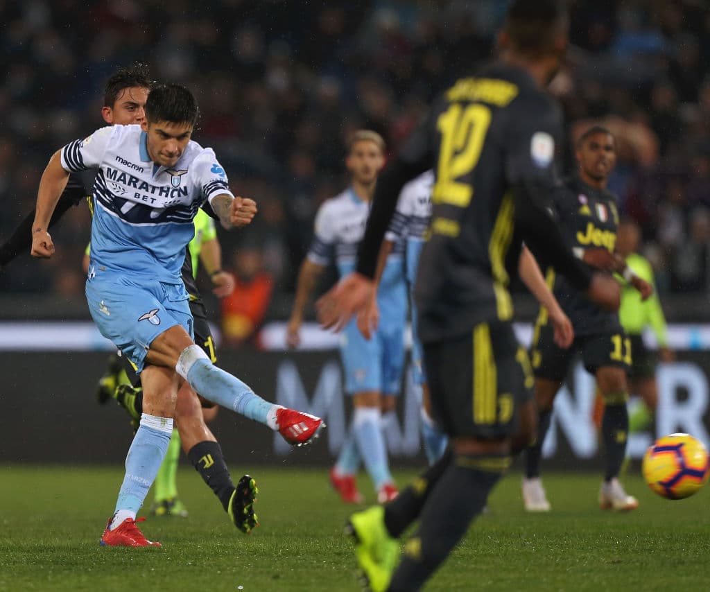 Las Águilas, como también se le conoce al equipo de la capital italiana, empezó a meter en un predicamente a la Juve desde temprano en el juego.