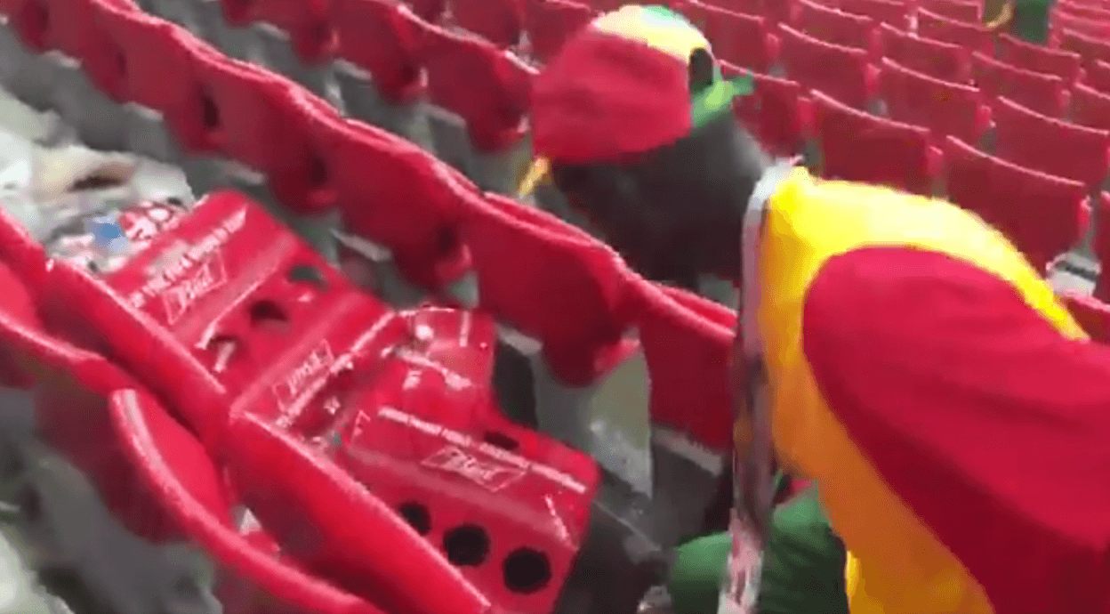 Eso no les impidió trabajar de manera organizada para realizar la recolección, en una escena que también fue compartida por las redes sociales.