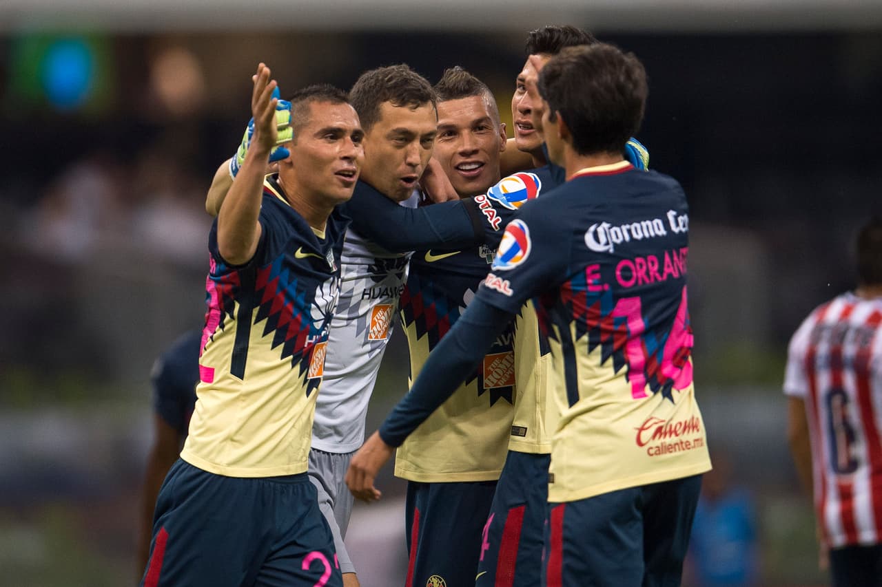 Action photo during the match America vs Guadalajara, corresponding to the Round 10 of the Apertura 2017 Liga BBVA Bancomer the MX at Azteca Stadium. Foto de accion durante el partido America vs Guadalajara, Correspondiente a la Jornada 10 de la Liga BBVA Bancomer MX del Torneo Apertura 2017, en el Estadio Azteca, en la foto: Agustin Marchesin y Mateus Uribe 18/10/2017/MEXSPORT/Osvaldo Aguilar.