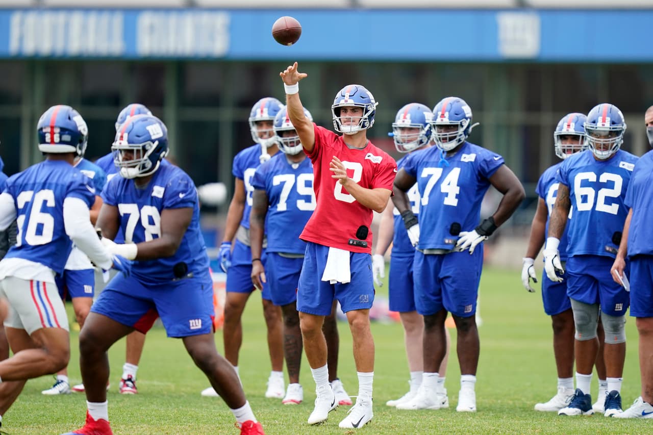 New York Giants quarterback Daniel Jones y su equipo