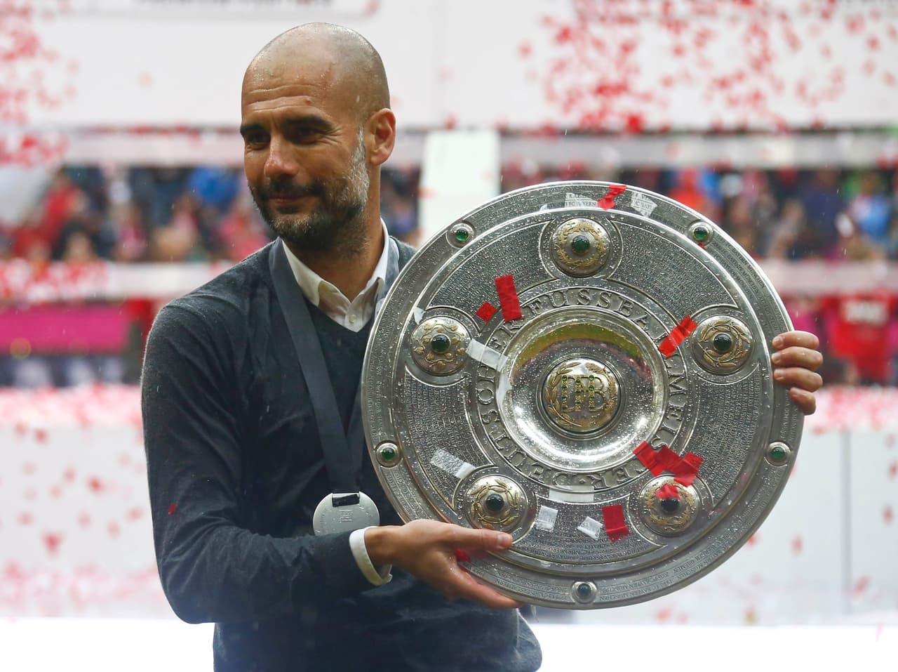 Este es el premio que se le concede al ganador de la Bundesliga en Alemania. Uno más en la colección de Pep Guardiola. (Crédito: Reuters)