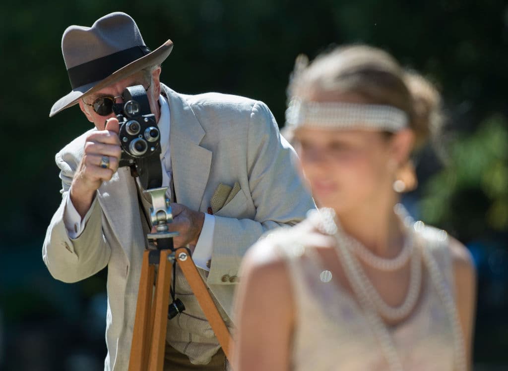 También cuenta el ascenso y la caída de varios personajes, "Gran Gatsby con esteroides" es como una fuente describió la historia.