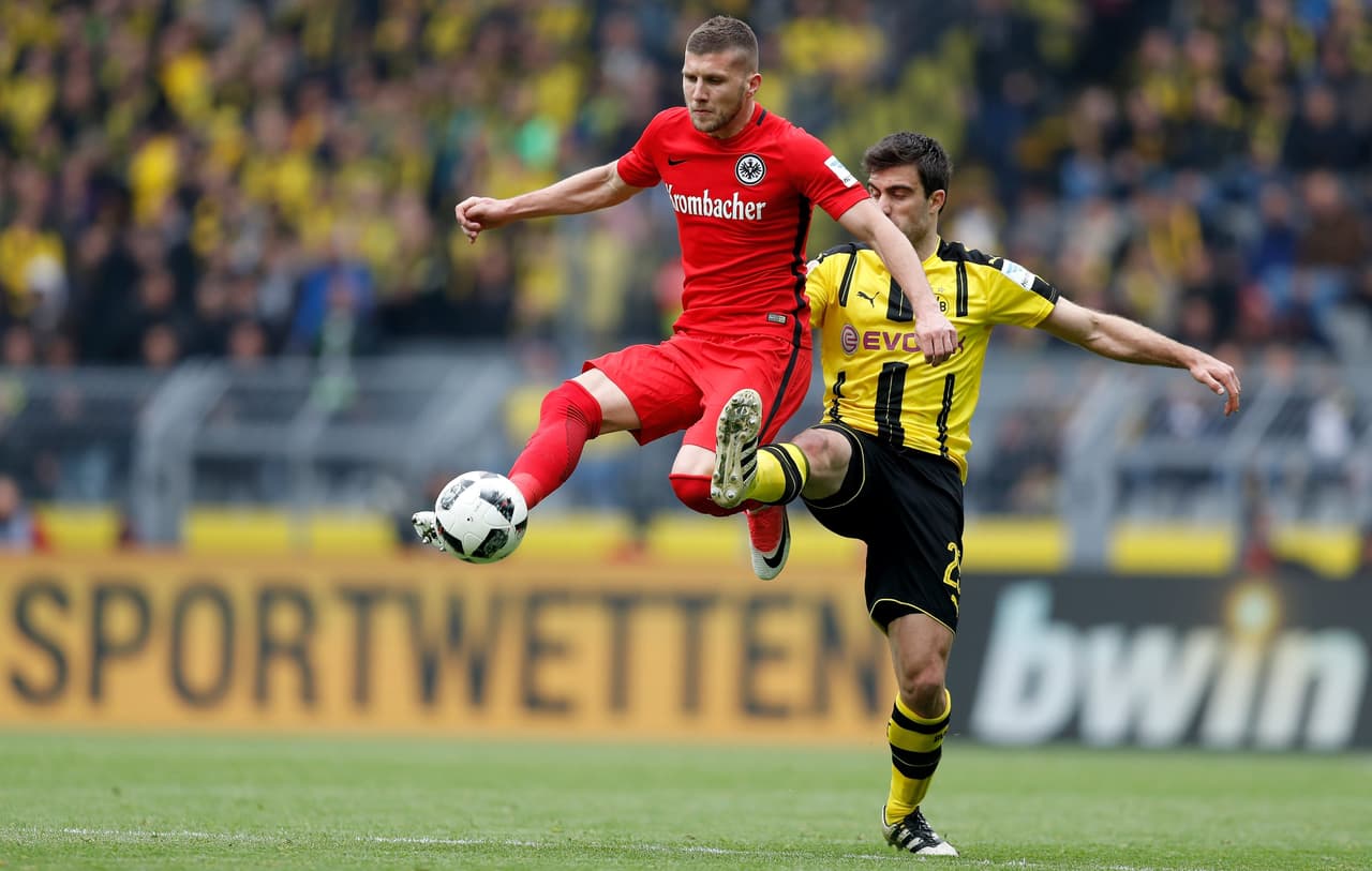 Así mismo, Ante Rebic, quien entró al partido en la segunda parte, tuvo varios con Sokratis ganando la mayoría de las veces el defensa local.