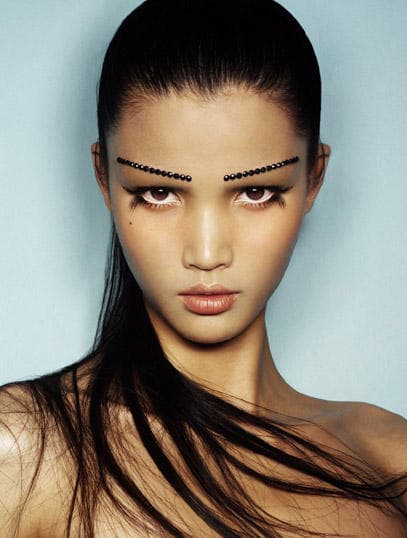 Mo tuvo lugar en diversas portadas de revistas y fue la primera modelo china en salir en el calendario Pirelli.